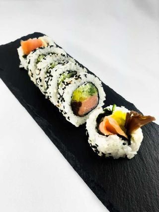 05.Uramaki z wędzonym łososiem i warzywami 6szt.