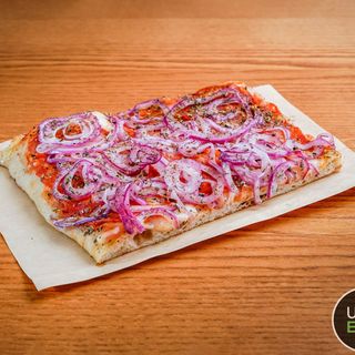  Pizza de Salame Picante com Cebola Roxa