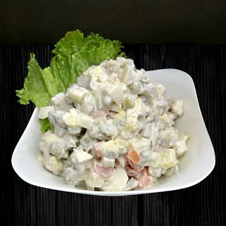 Салат "Оливье" с колбасой