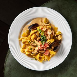 З морепродуктами у вершковому соусі(300г)