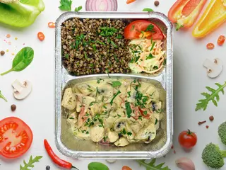 Фрикасе из куриного филе с гарниром