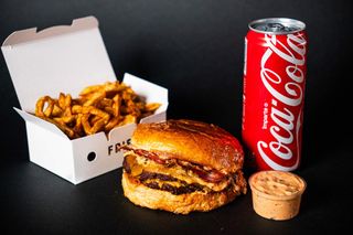 Combo Classic Burger + Cartofi prajiti + Sos +Bautura