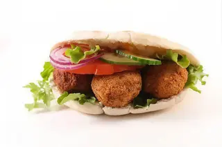 Panino falafel e insalata mista