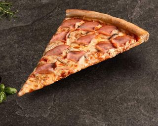 Pizza Capriciosa Kawałek