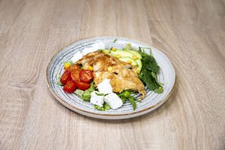 Salata mediteraneana cu piept de curcan