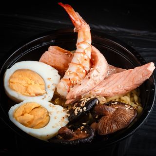 Рамен с семгой и креветкой.