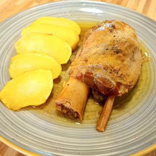 Codillo de cerdo encebollado