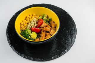 Quinoia bowl cu pui avocado și porumb