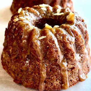 Cake de café, cardamomo, y nueces