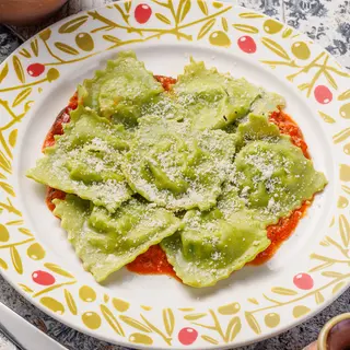 Ravioli cu spanac și ricotta în sos de roșii