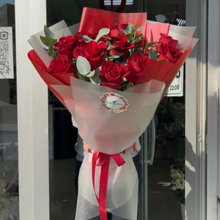 ჰოლანდიური ვარდების თაიგული  და ევკალიპტი 