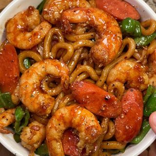 Tallarines fritos udon con picante y Gamba salchicha 