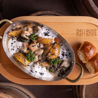 Печеня з індички у вершковому соусі з сиром страчателла, чорносливом і білими грибами (435/90 г)