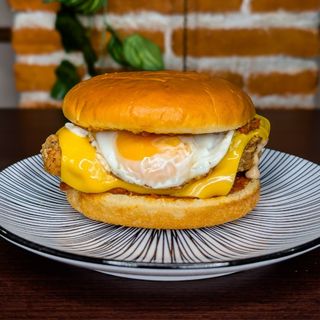 Pollito a caballo con patatas 