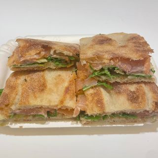 Salmone, carciofini, salsa rosa e rughetta