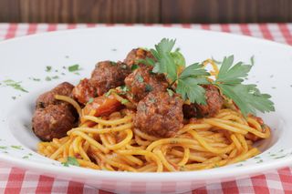 Spaghetti con albóndigas de ternera y tomates