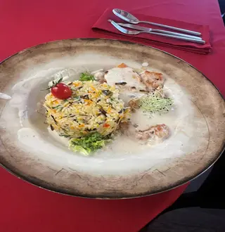 Piept de pui cu sos gorgonzola si orez salbatic