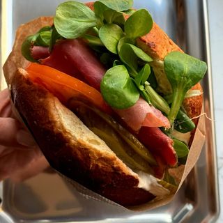 Caffe Bun z pastrami