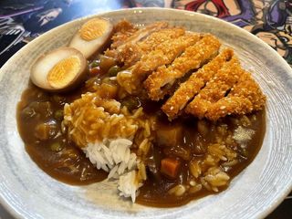 C0. Base De Arroz Blanco, salsa de curry, verduras y pollo rebozado