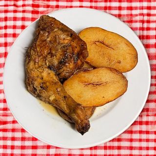 Muslo de pollo con patata al caliu