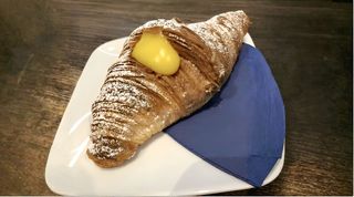 Croissant crema chantilly
