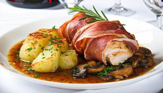 Piept de pui invelit in proschiuto cu sos funghi porcini si carotfi