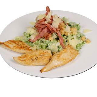 Цезар с пиле и чипс от бекон (350г)