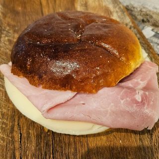 Brioche de Jamon y queso