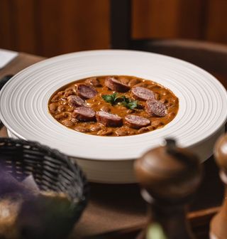 Pasulj sa njeguškom kobasicom