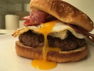 Hamburguesa Con Bacon Y Huevo