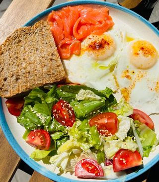 Ранкова тарілка з лососем