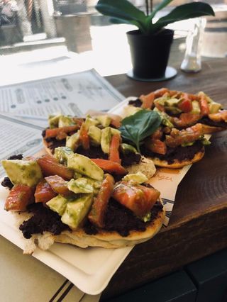 Брускети с маслинова паста, домати моцарела и сос