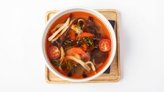 TOM KHA Z KREWETKAMI