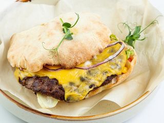 Бургер из печи с телячьей котлетой