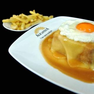 Francesinha com ovo DIA