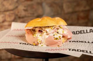 15 Mortadella, crema di gorgonzola, olio tartufo, granella di pistacchio