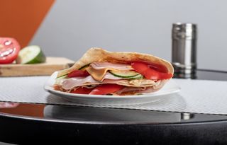Sonkás quesadilla/Lipie cu șuncă, salată asortată, porumb dulce, cașcaval