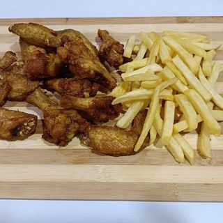 Ración De Alitas + Patatas