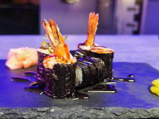 Hosomaki s kozicama u tempuri