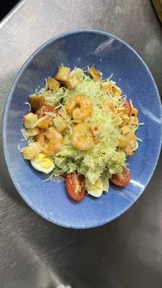 Салат Цезарь с креветками