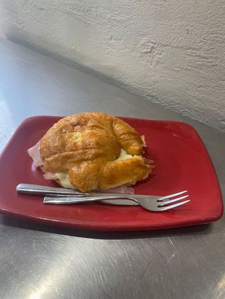 Croissant Casero De Jamón Y Queso
