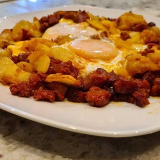 Huevos Rotos Con Chorizo