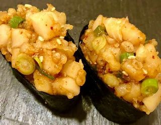 83. Sushi Pez Mantequilla Spicy (2 piezas)
