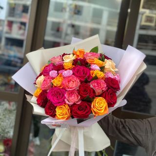 #26.  პრემიუმ ხარისხის ჰოლანდიური ფერადი ვარდების თაიგული 