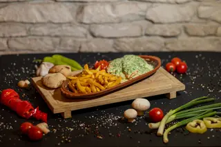 Piletina sa curry sosem u špinatu 200 gr