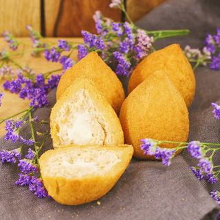 Coxinha grande de frango com catupiry 