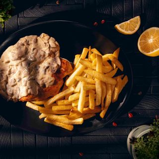 ქათმის შნიცელი ფრისთან ერთად