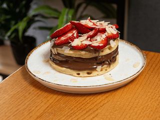 Панкейки з полуницею та нутеллою