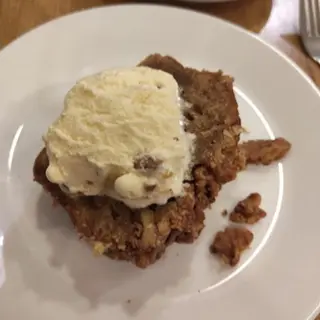 bizcocho de plátano con nuez tostada y helado
