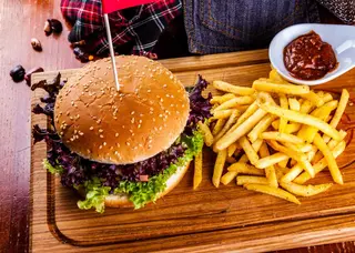 Burger sa pomfritom + Coca-Cola